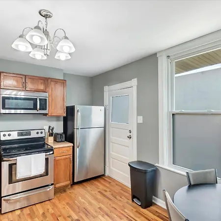Historic St Louis Community Living With 4 Queen Beds